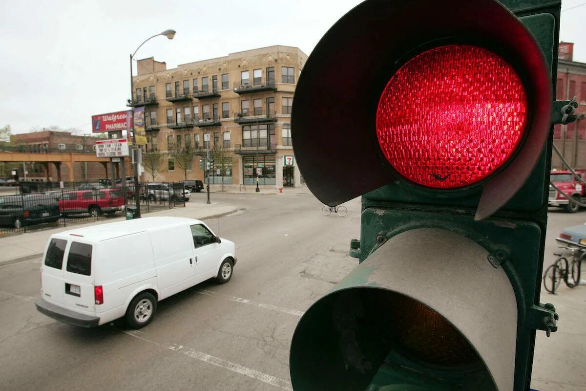 Красный свет штраф. Красный свет светофора. Проезд на красный свет. Машины стоят на светофоре. Машина едет на красный свет.