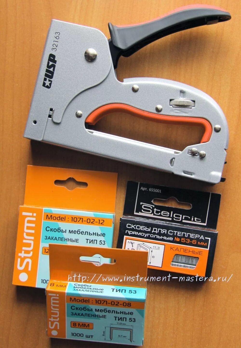 Как собрать степлер мебельный механический конструкция. Как заправить скобы в мебельный степлер. Степлер строительный как поменять скобы. Как заправить скобы в мебельный степлер. Гвозди для степлера dexter.