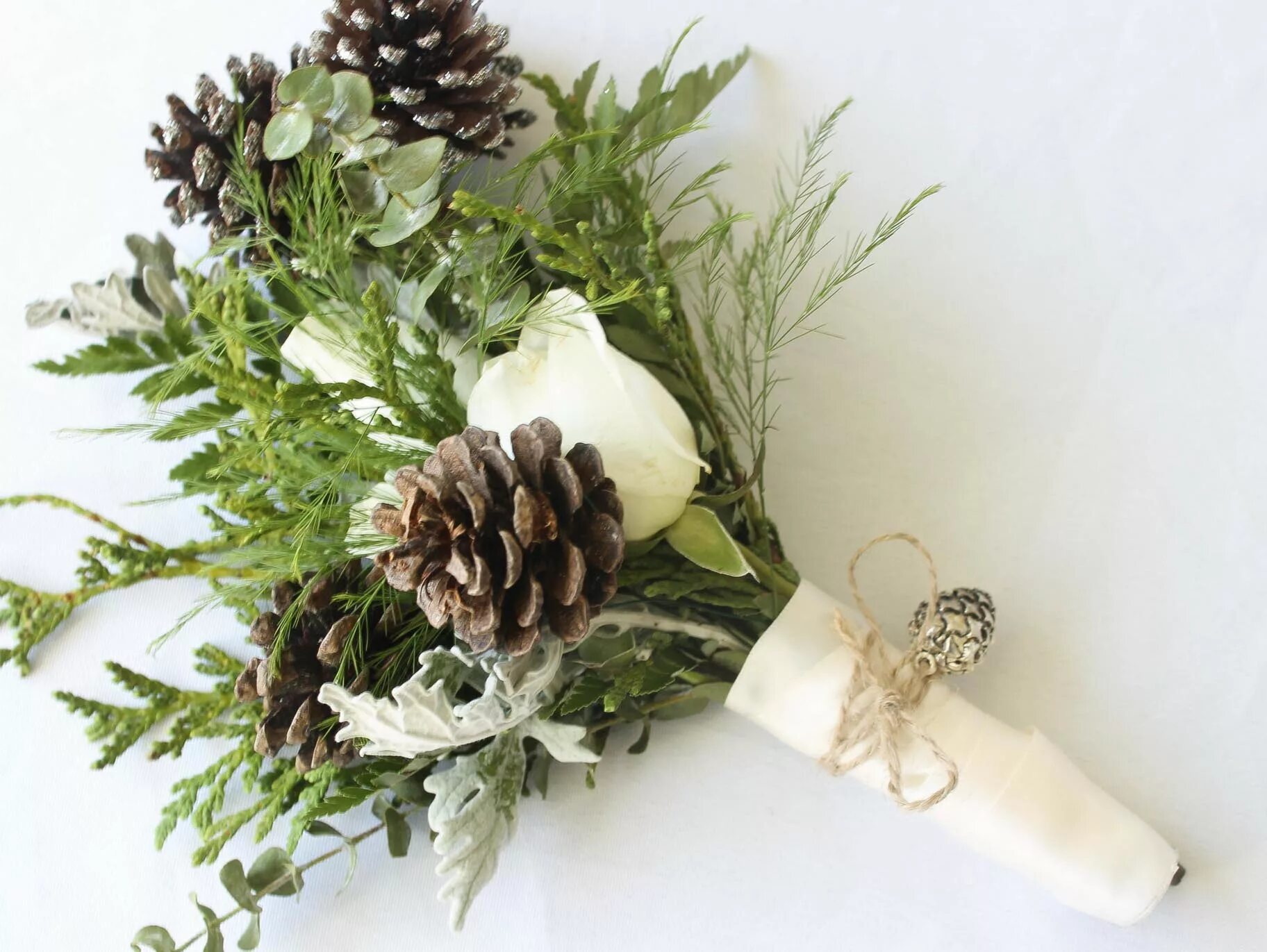 Букет из шишек мастер класс. Букет из шишек. Зимний букет из шишек. Букет из сосновых шишек. Красивые букеты из шишек.