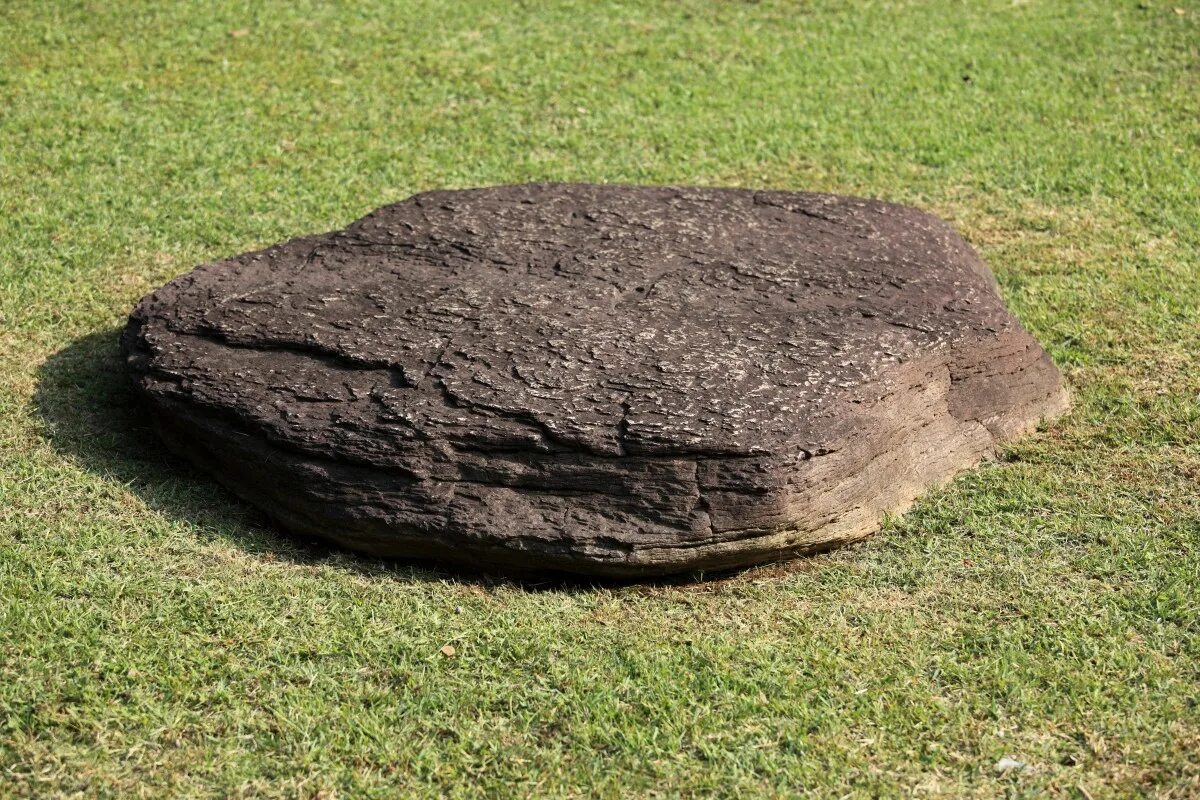 Stone huge. Плоский камень. Большие плоские камни. Плоский валун. Огромный плоский камень.