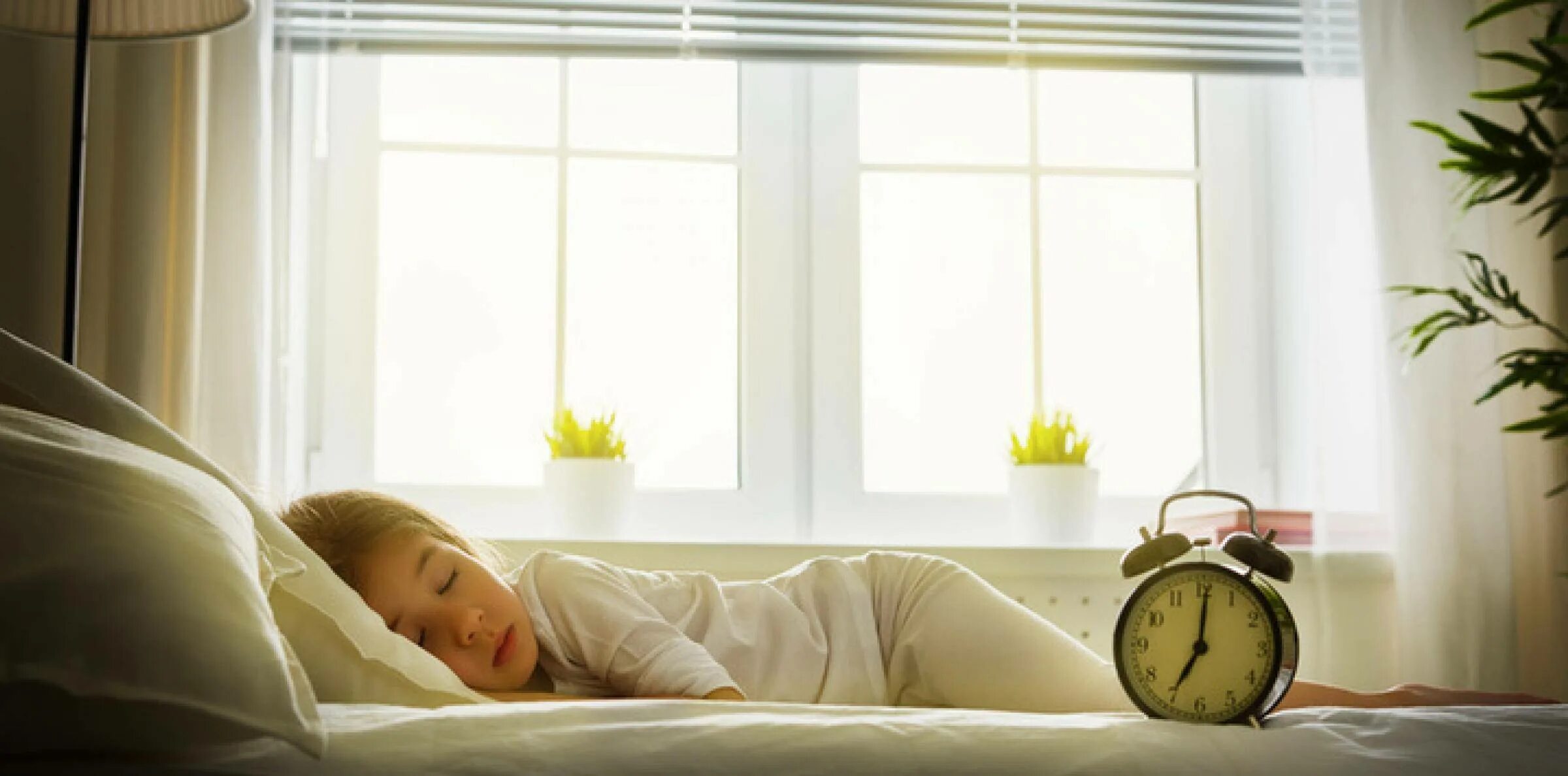 К чему снится ставить новые окна. Кровать у окна. Сидит у окна. Лунный свет в окошке. Проветривать спальню.