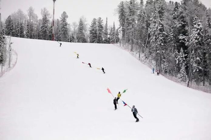 Каменный мыс сургут сайт. Лыжная база Сургут каменный мыс. Горнолыжка Сургут каменный мыс. Каменный мыс горнолыжный курорт. Каменный мыс Сургут подъемник.