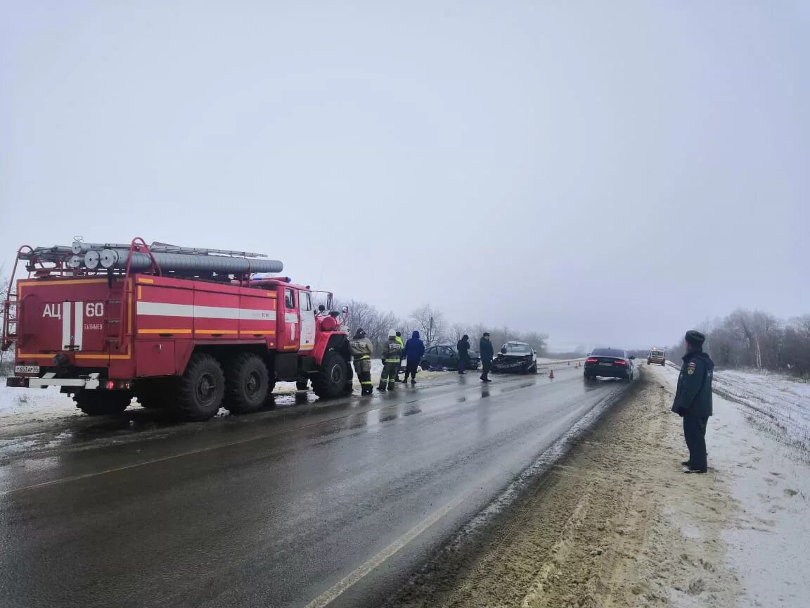 Авария на трассе саратов сегодня. Авария на трассе Саратов Воронеж. ДТП Саратовская область Балашов. ДТП Самойловка Саратовская область. ДТП на трассе Саратов Воронеж.