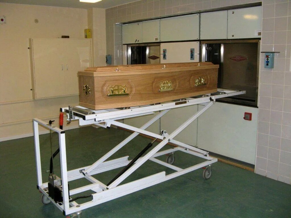 Голдерс-Грин (крематорий). Кремационное оборудование. Оборудование для крематория. Тележка для перевозки гробов в крематории.