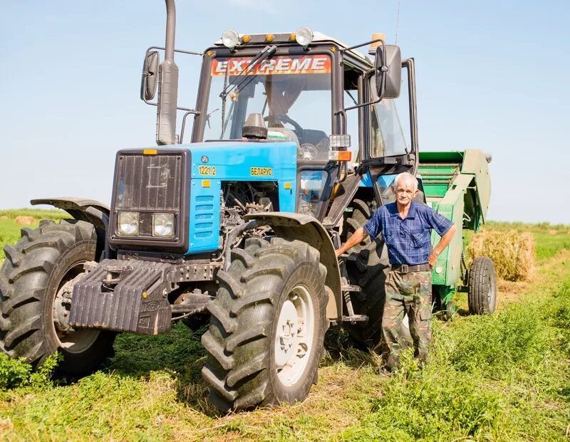 смена работы трактора. красивый трактор. ооо русь первомайский район. New holland t6. грузчик трактор.