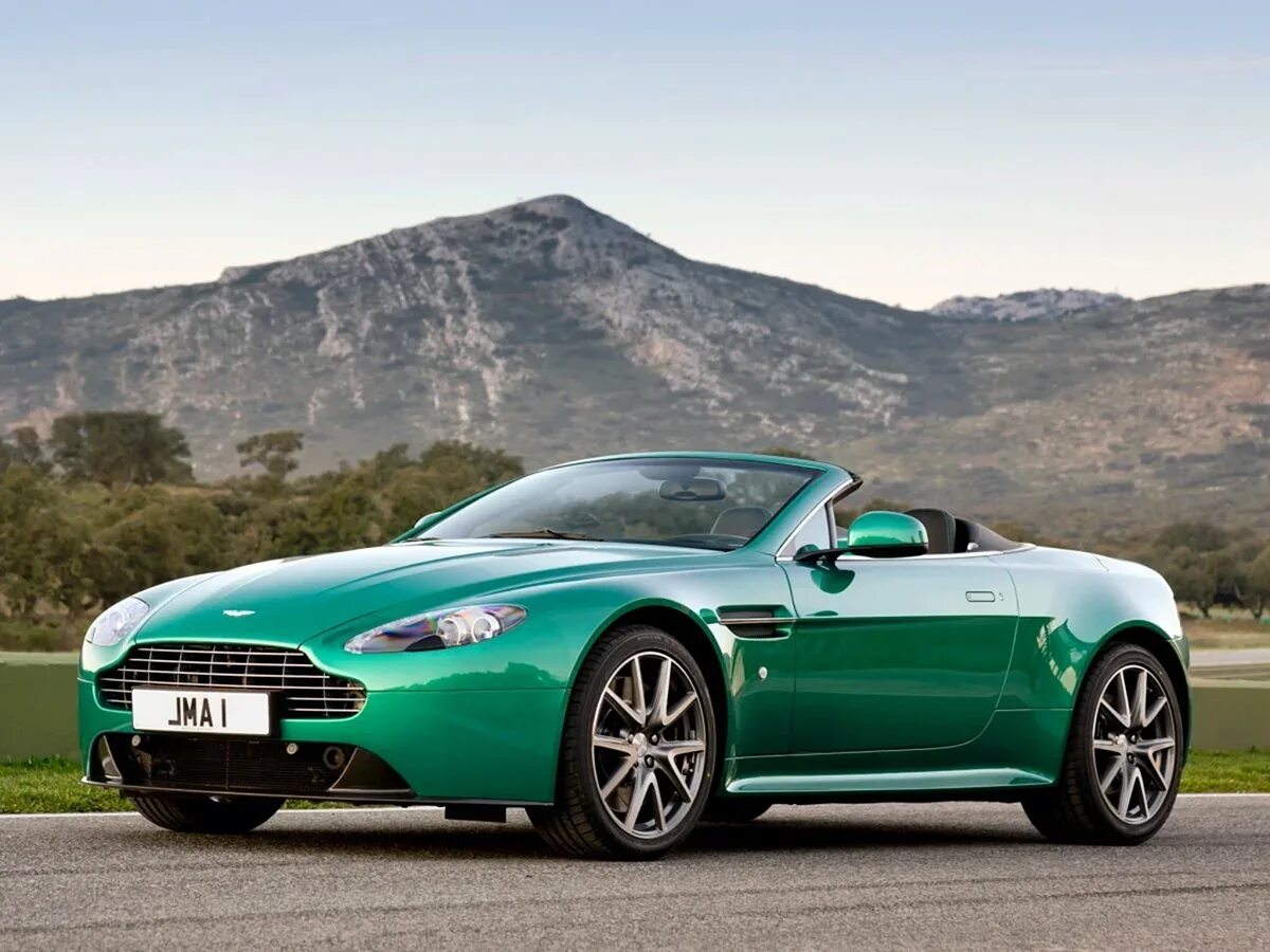 Aston Martin v8 Vantage Roadster. Aston Martin v8 Vantage s.