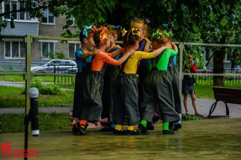 Пляжная вечеринка. Танец жара. Танец жара. Несколько девушек танцуют. Танцевальная жара 2018 русская.