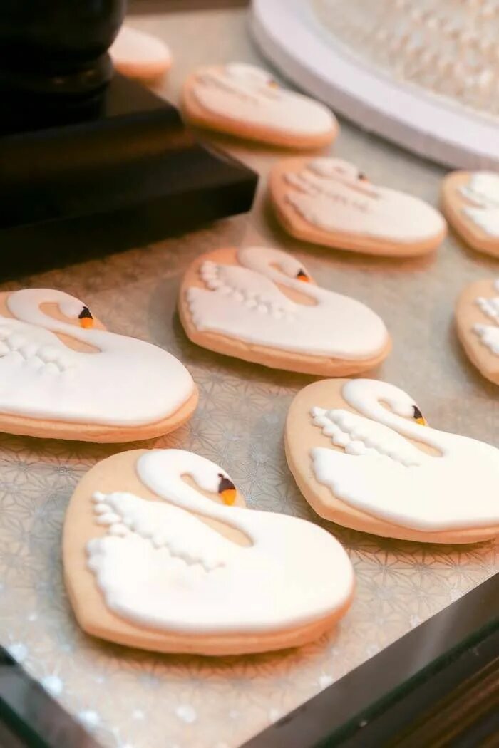 Sugar swan cookie
