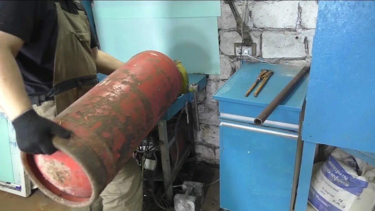 Резка баллонов. Разрезка газового баллона. Разрезка газового баллона. Резка газового баллона болгаркой. Печь с газового баллона.