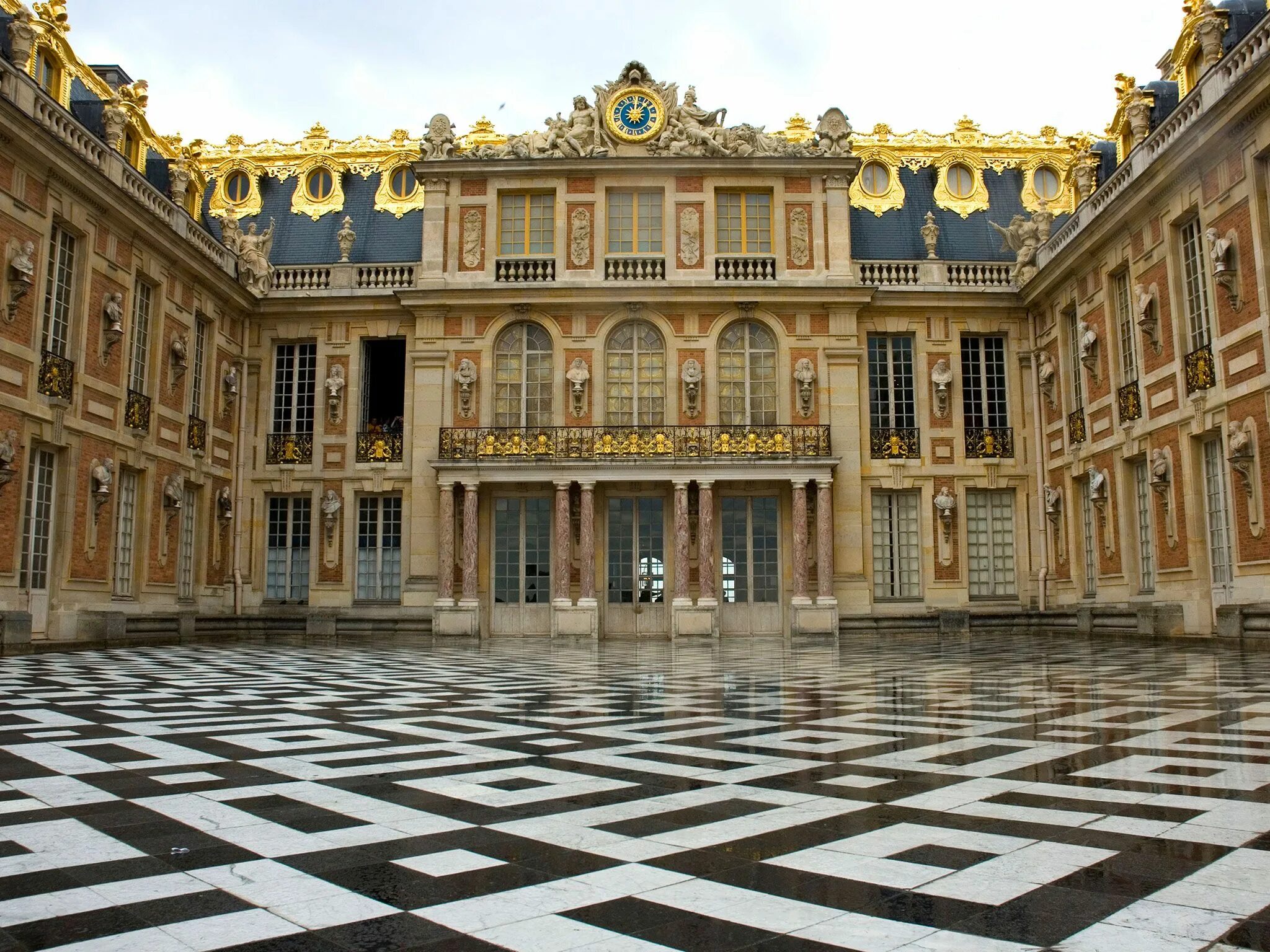 Почему версаль. Версальский дворец в Париже. Версальский дворец Барокко. Мраморный двор Версальского дворца.