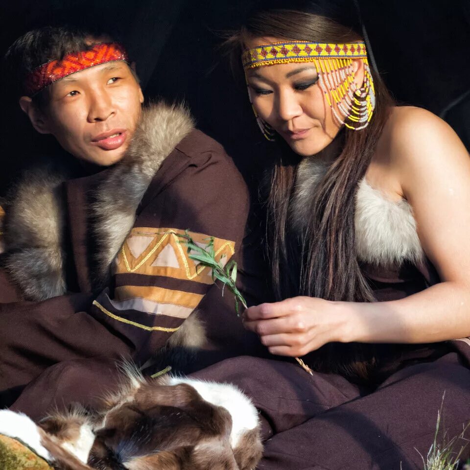 Саха якутия жители. Якутская бастынга. Образ якутской женщины. Вера хомподоева якутка. Айсхана якутия артистка.