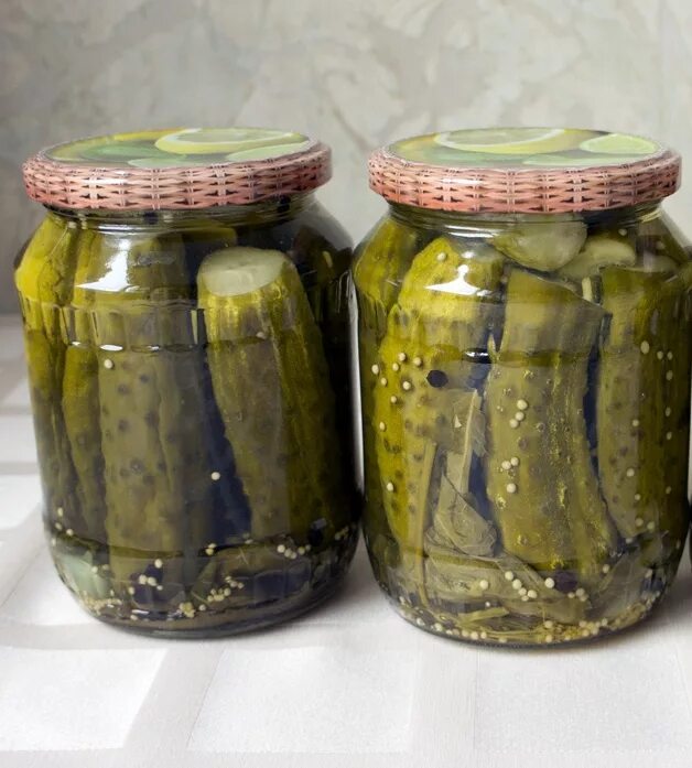 Банки с огурцами под капроновой крышкой. Огурцы в банках на зиму. Пикули огурцы. Маринованный огурец. Соленый огурец нарезка.