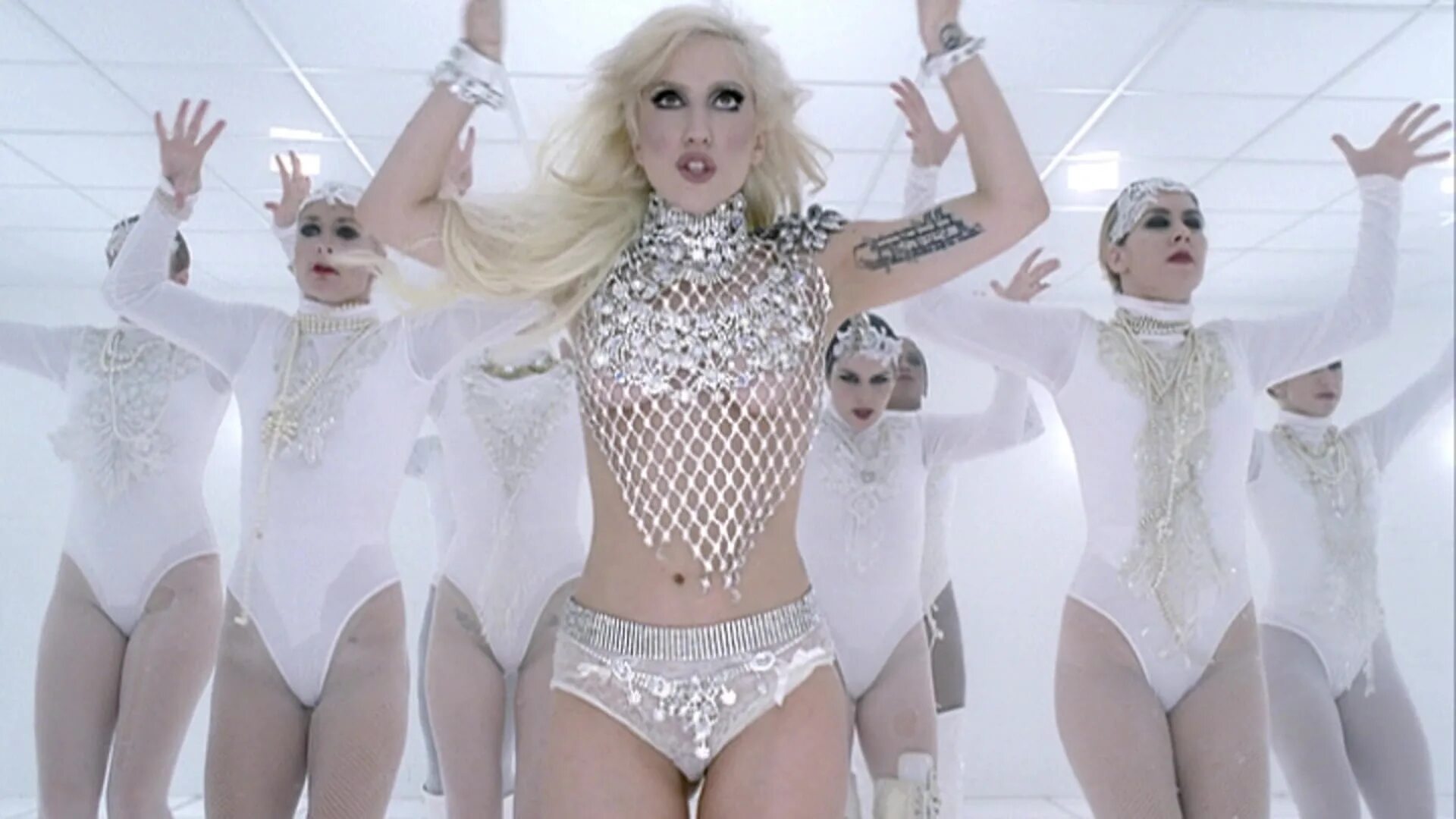 Леди гага ма ма ма. Леди Гага Bad Romance. Леди Гага костюмы в клипах. Lady Gaga - Bad Romance 2009г. Гага костюмы бэд.