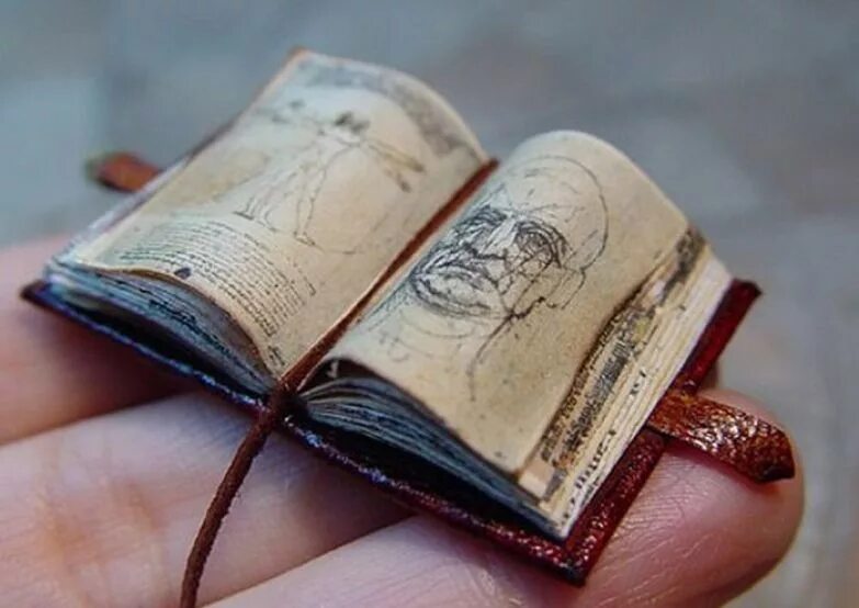 миниатюрные издания книг.