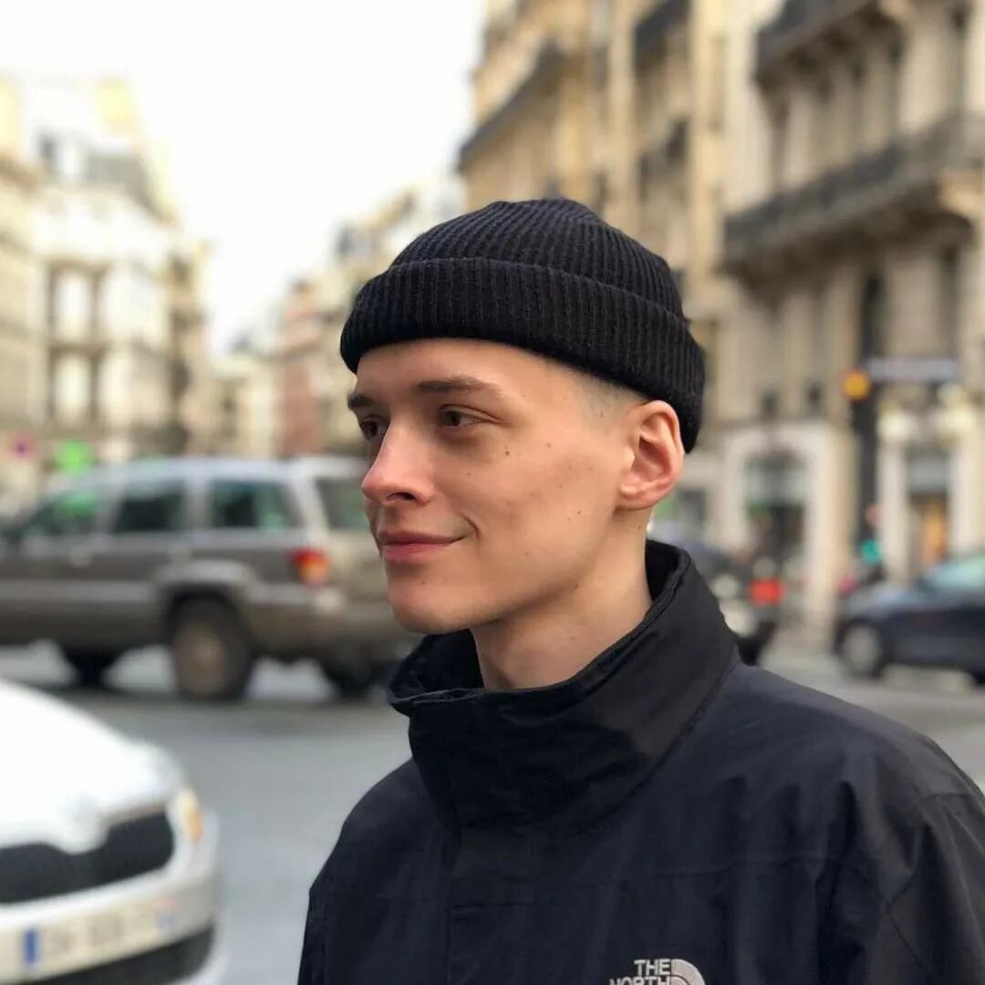 Парень в шапке