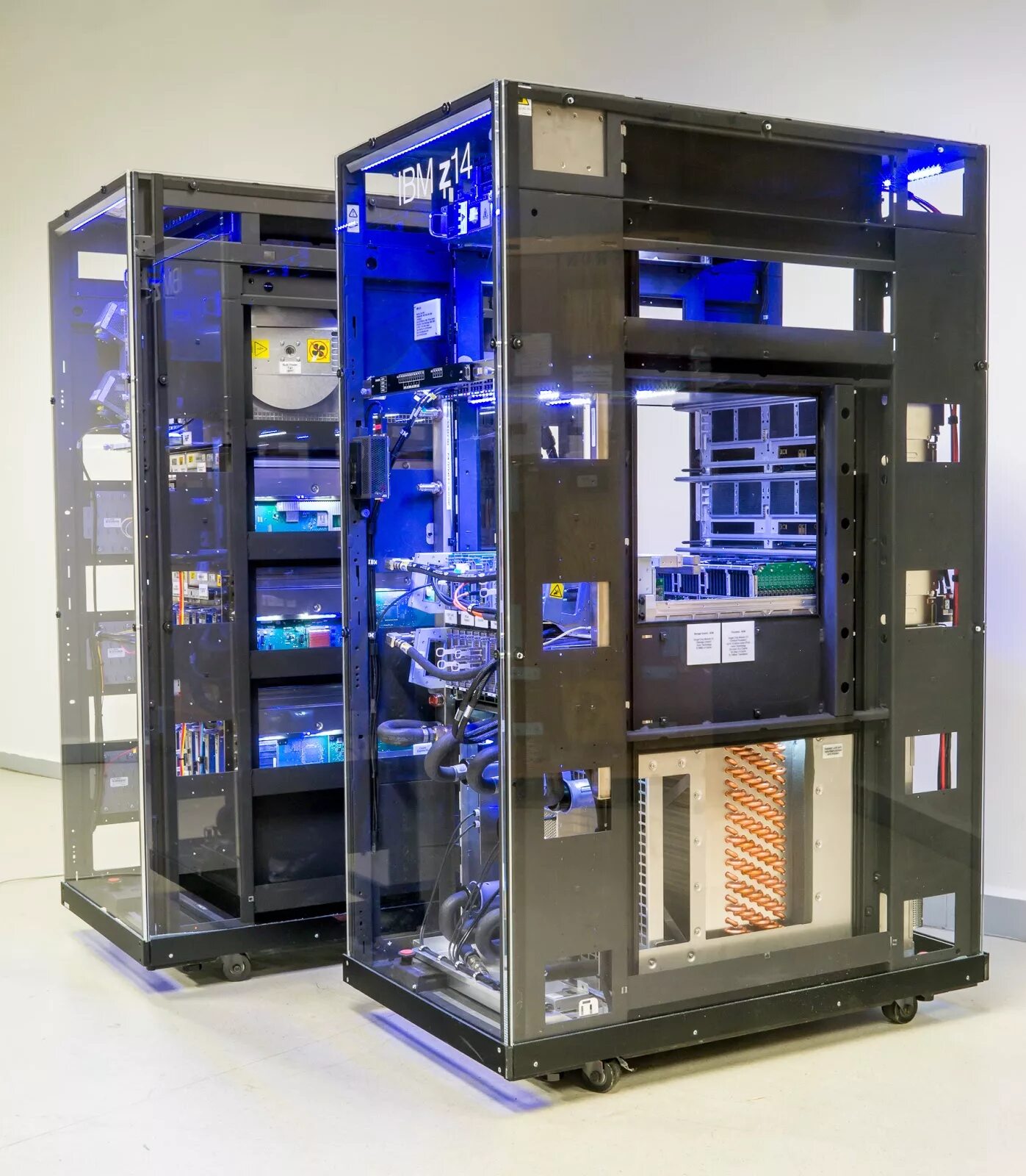 Main frame. Мэйнфрейм ibm. ibm z14. большая эвм (мэйнфрейм, mainframe). ibm mainframe system z.
