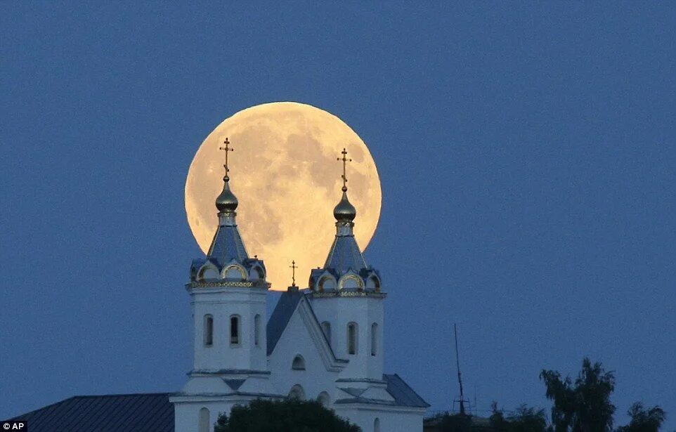 Пасхальное полнолуние. Церковь и луна. луна над церковью. храм луны. полнолуние над храмом.
