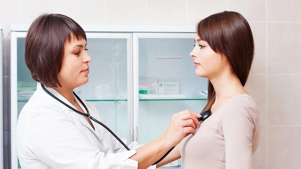 Врач слушает сердце. Врач слушает сердце девушки. Девушка врач. Девочка у врача педиатра. Врач прослушивает девочку.