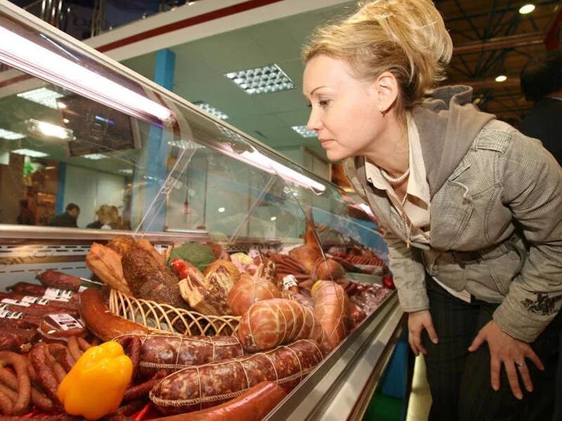 Продавщица колбасного отдела. Продавец в колбасный отдел. Девушка в мясном магазине. Покупатель колбасы. Продавец колбасных