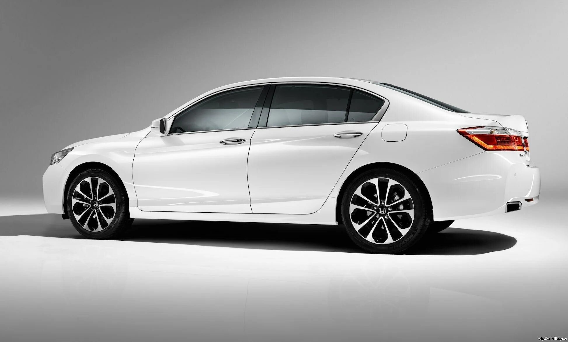 Аккорд 9 поколения. Хонда аккорд 2015 белая. honda accord 2015 white. honda accord 9. хонда аккорд седан 2015.