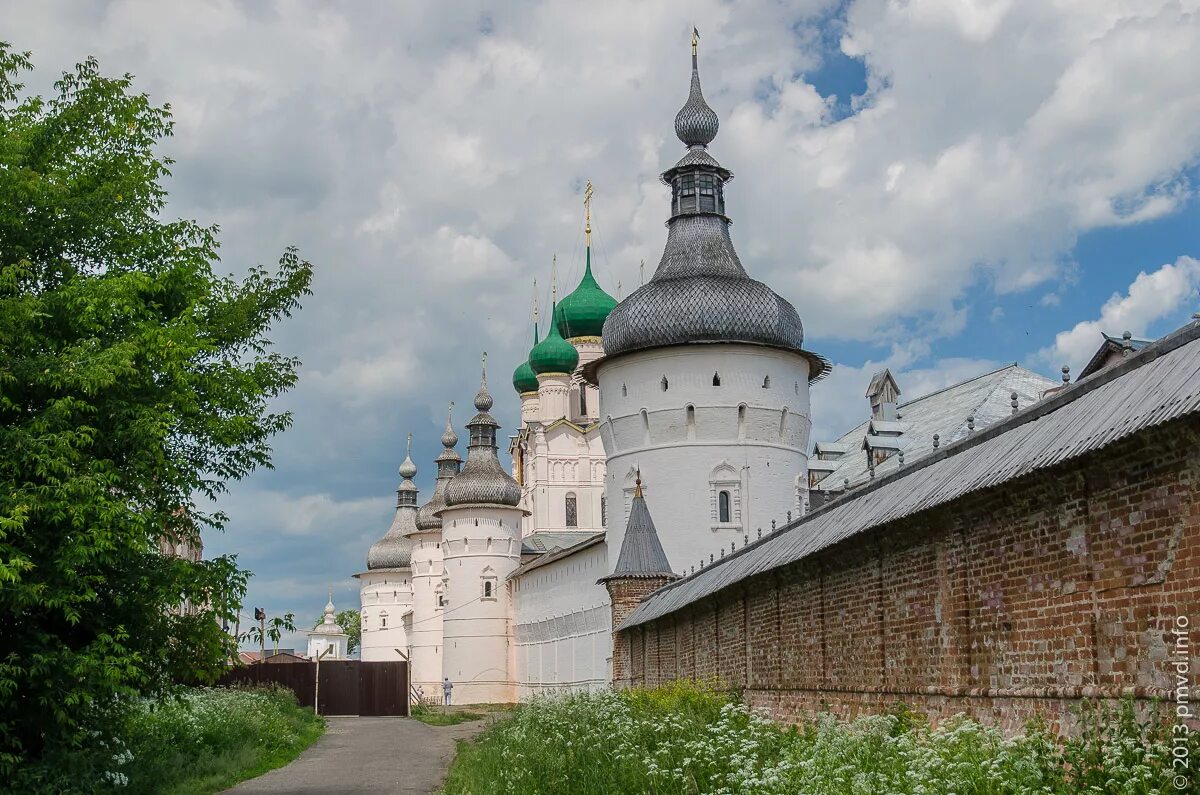 Доверие ростов великий. Достопримечательности Ростовского Кремля Ярославская область. Ростов Великий достопримечательности. Ростов Великий Кремль. Ростов Великий Кремль митрополичий сад.