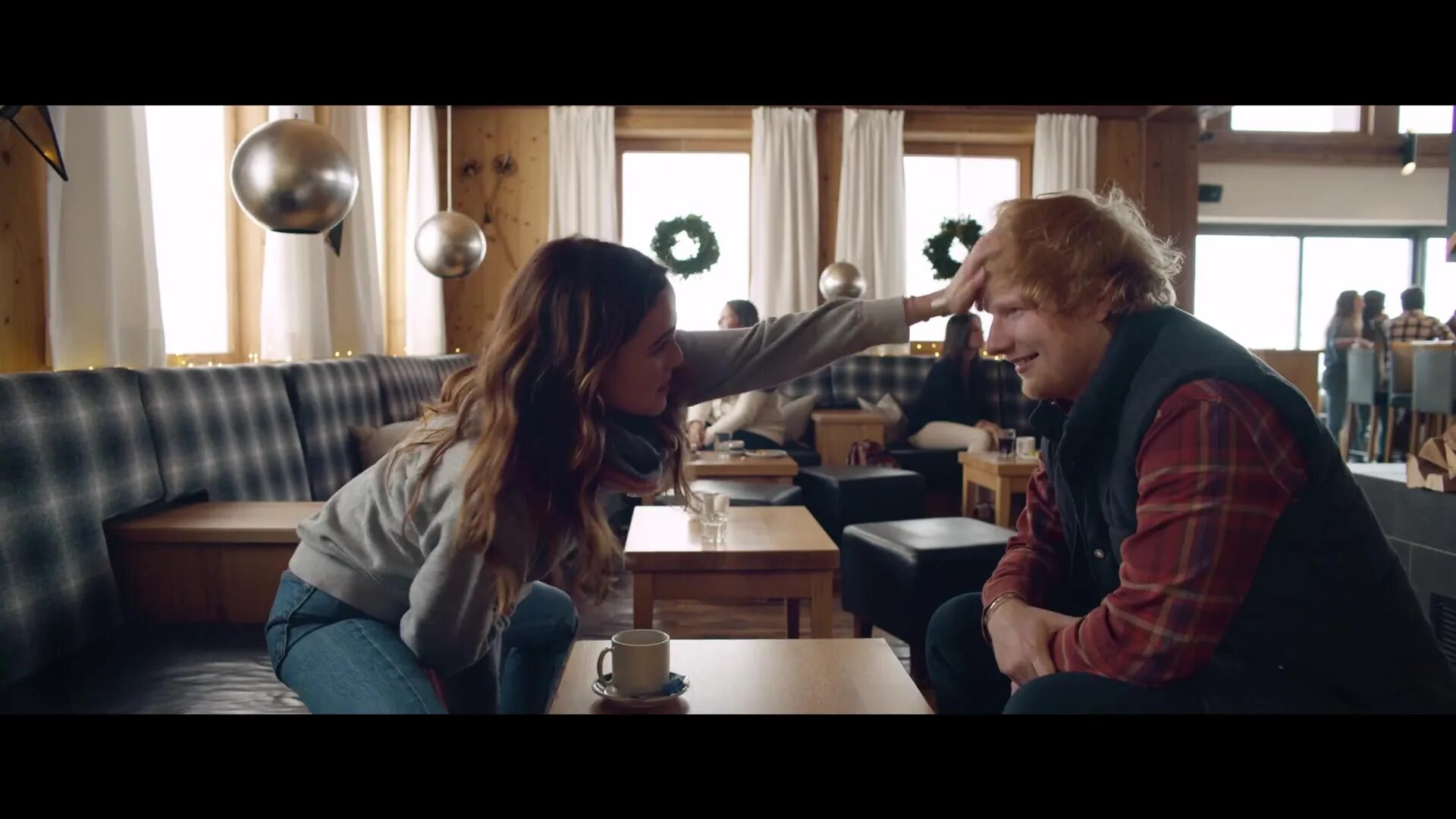 Зои дойч ed sheeran. Perfect эд ширан. Ed sheeran клип. Зои дойч клип эд ширан. Зои дойч perfect ed sheeran.