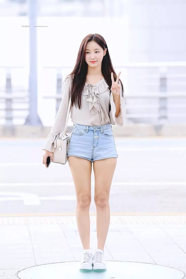Рост девушек в корее. Yeon woo momoland фигура. yeon woo momoland рост. nancy momoland в шортах. lee yeon woo.