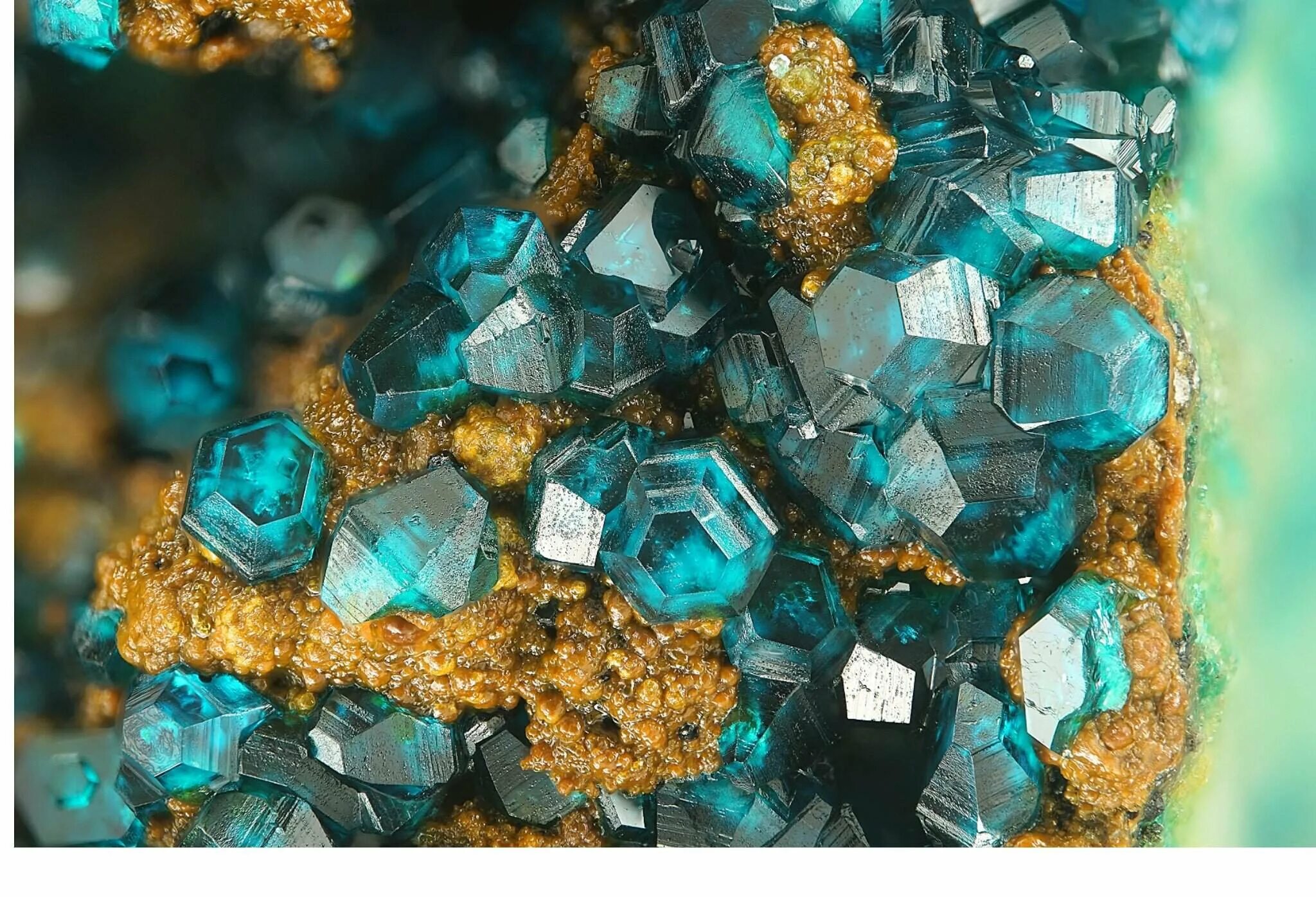 Разнообразные минералы. Kristall minerals с120. самоцветы минералы кристалл. спонголит минерал. бенитоит минерал.