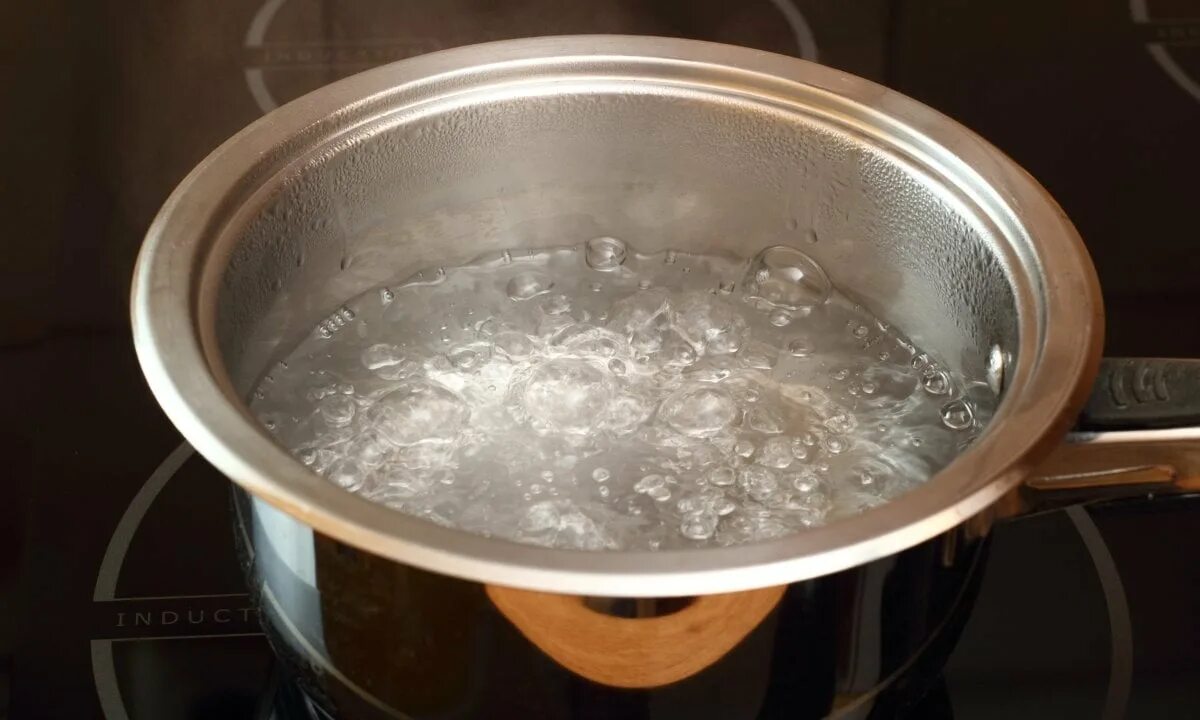 Кастрюля с кипящей водой. Кипящая вода. Кастрюля с кипящей водой. Бурлящая вода. Кипящая кастрюля.