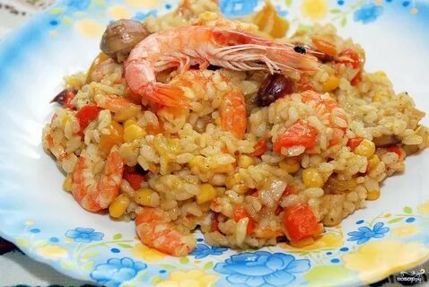 Креветки с рисом и овощами на сковороде