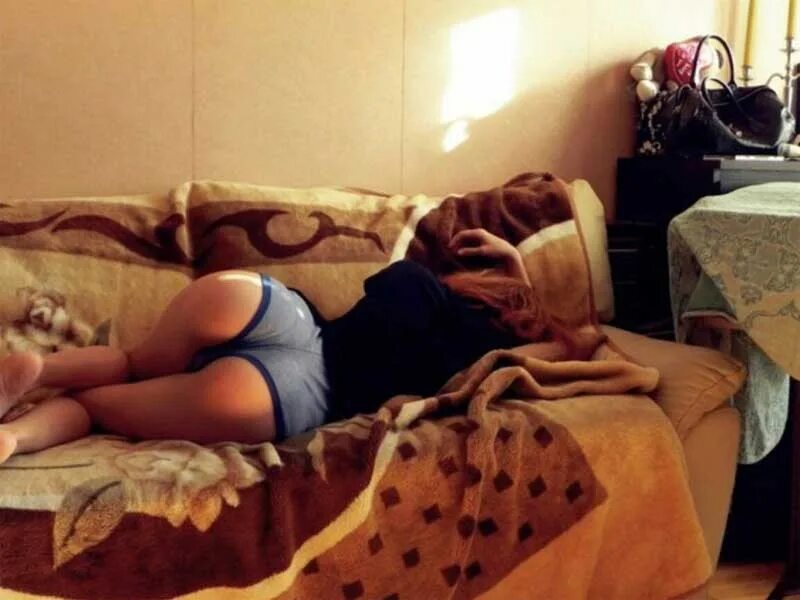 Ночью голая подруга на диване фото