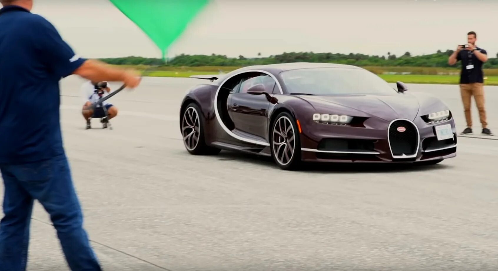 Bugatti chiron скорость. Бугатти ЧИРОН скорость. Бугатти Шерон разгон до 100. Бугатти ЧИРОН Макс скорость. Бугатти Шерон скорость.