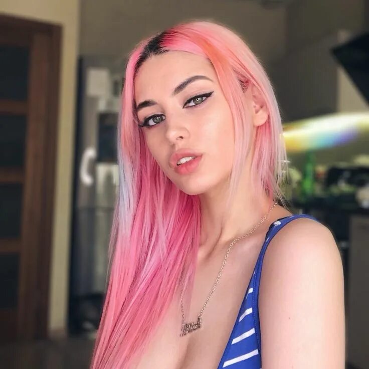 Morana battory блоггер. Марон батори. Morana. Морана батори фейс. Морана батони.