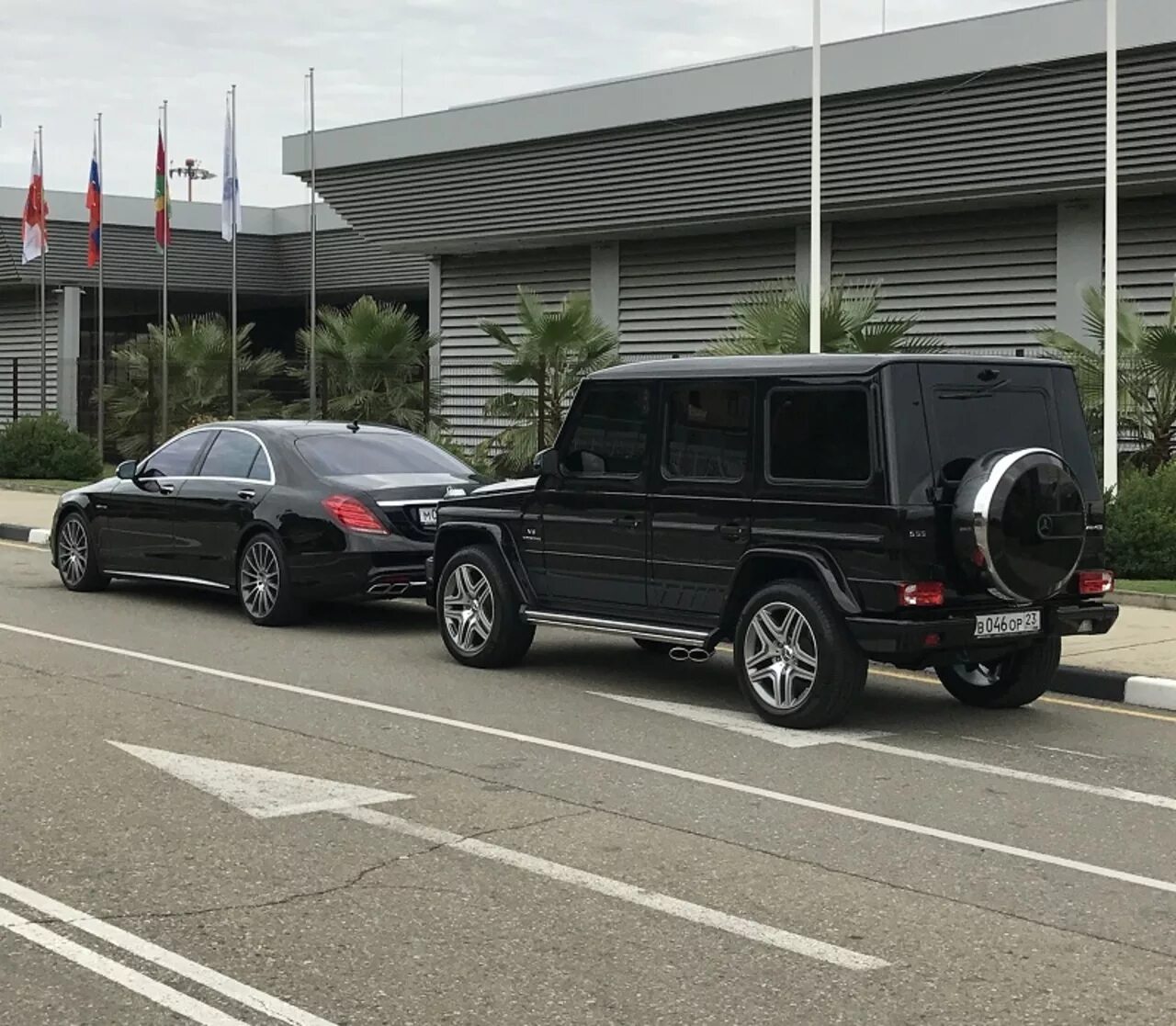 Снимать гелик. Мерседес Гелендваген охраны. Гелик ФСО АМГ 55. Mercedes g63 AMG кортеж. Мерседес Гелендваген охраны президента.