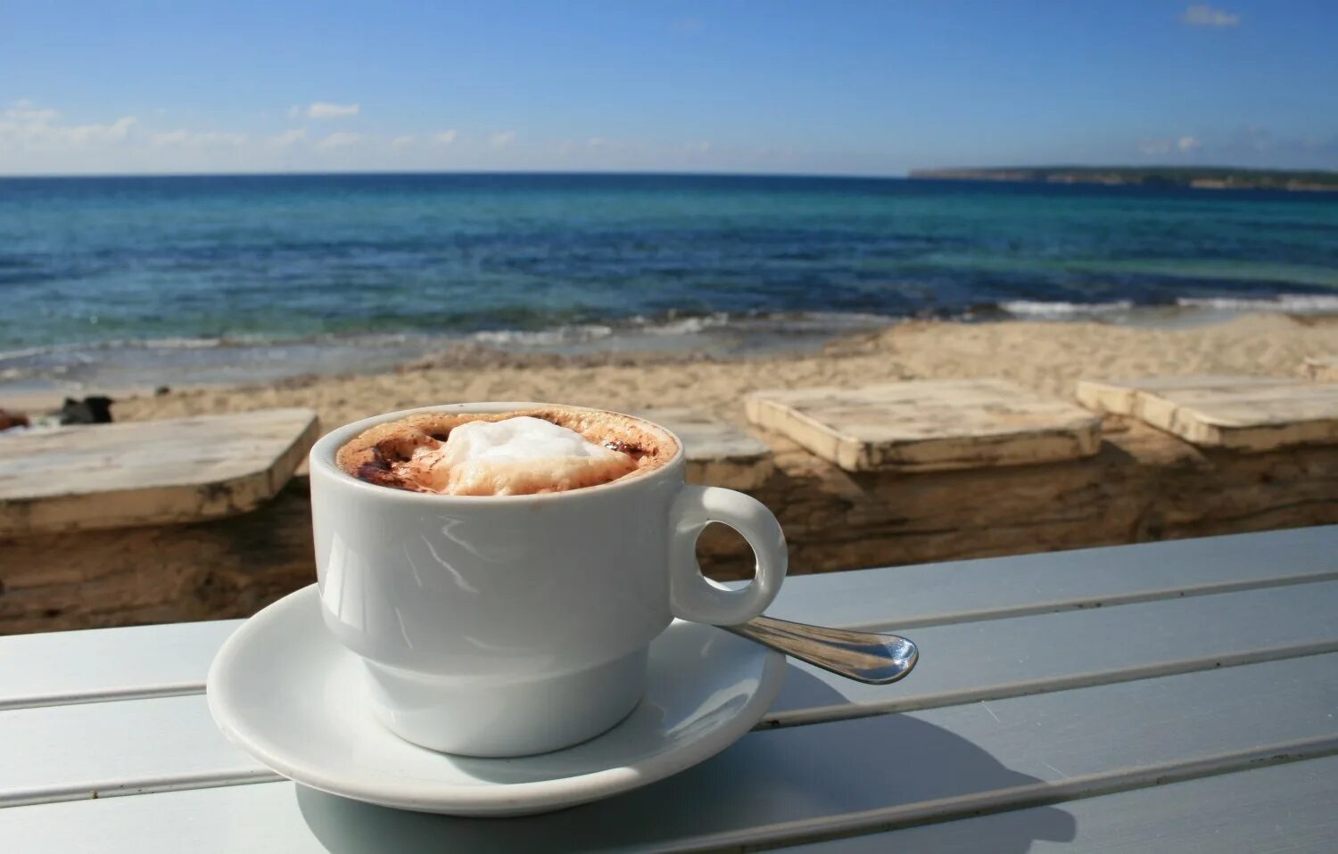 Утро ди. Чашка кофе на берегу моря. Утро на море. Утро на море с кофе. Завтрак с видом на море.