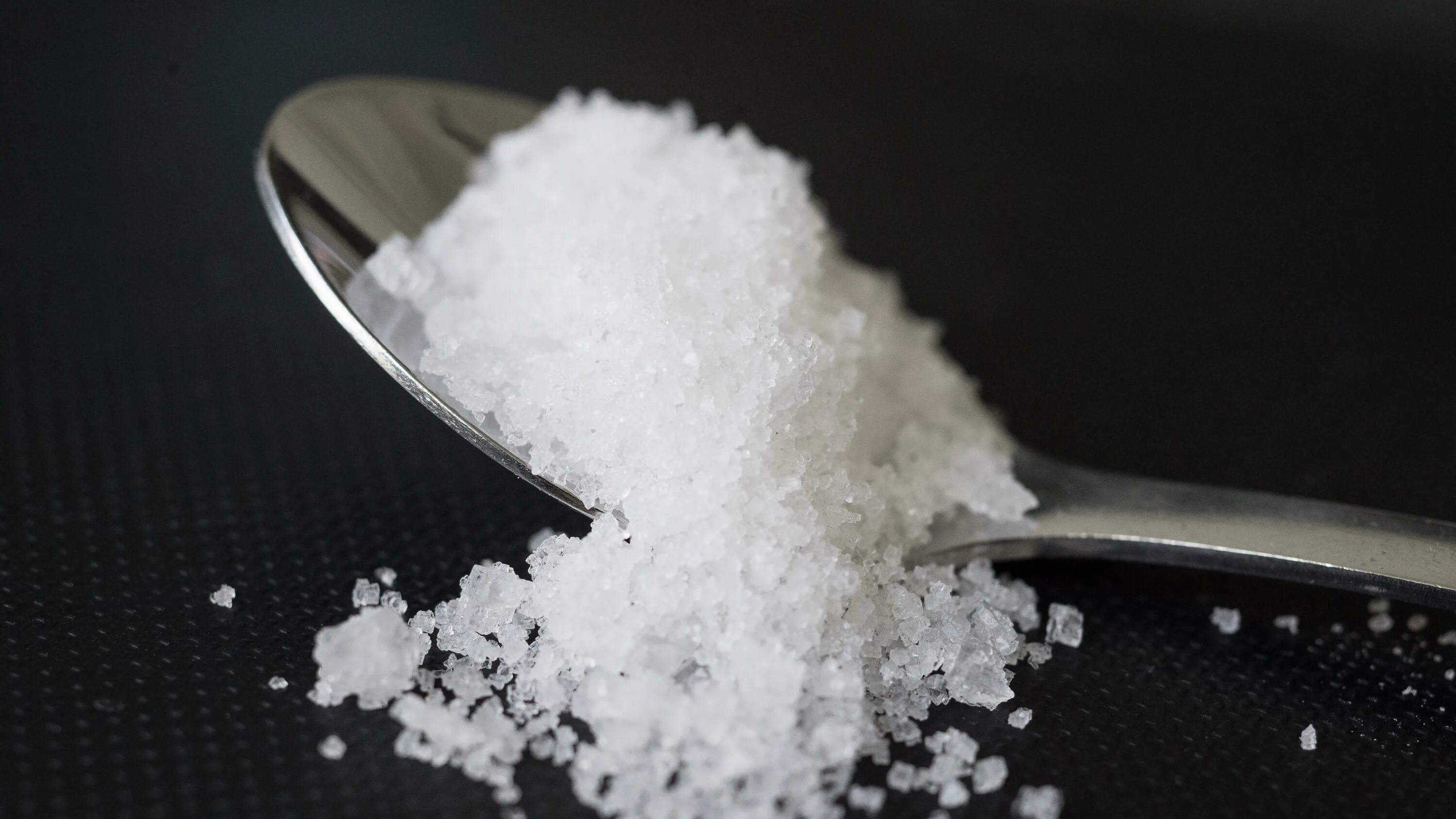 Поваренная соль это вещество. Крупинки соли. Вещества в поваренной соли. Крупинка поваренной соли.
