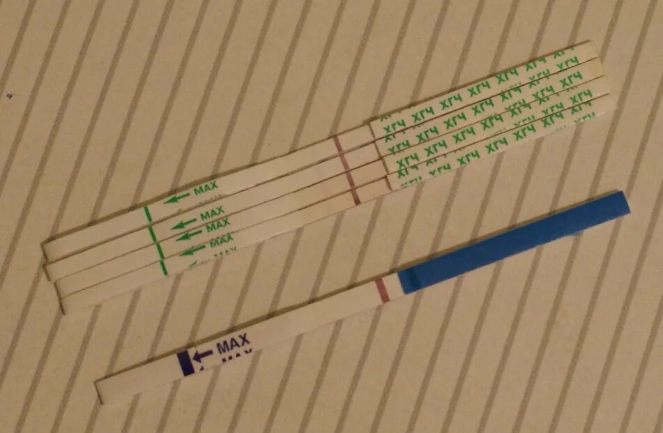 Тест на 1 месячные. Тесты при задержке месячных. Тест 2 полоски. День задержки тест отрицательный. Задержка месячных 2 дня тест отрицательный.