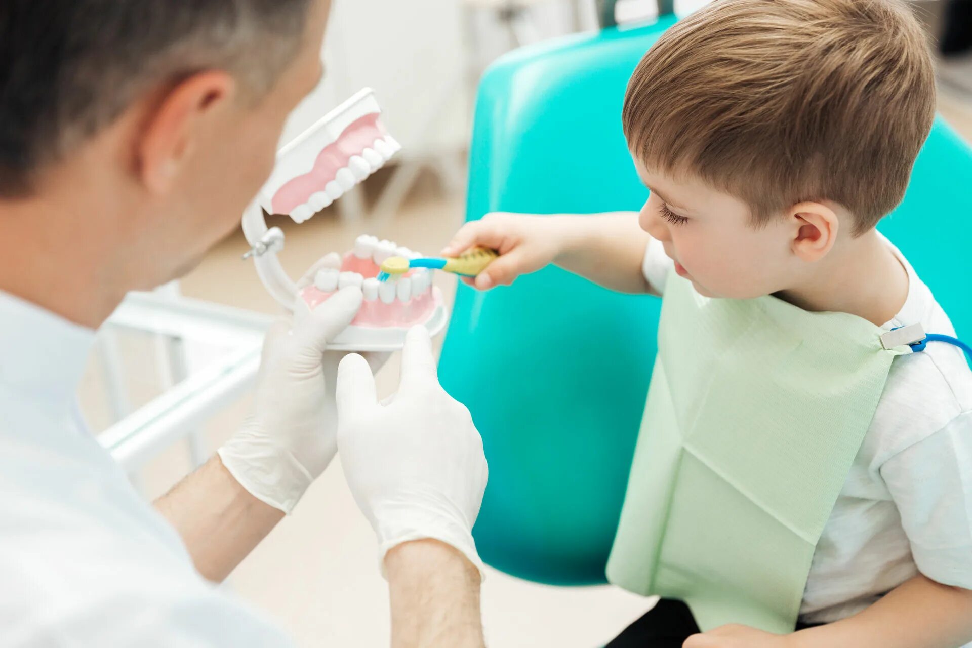 Детская гигиена полости рта. Детская стоматология. Ребенок у стоматолога. Стоматология дети. Ребенок на приеме у стоматолога.