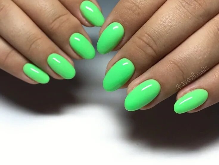 Зелёный маникюр на короткие ногти. Маникюр темно-зеленый. Маникюр изумрудный, травяной, малахитовый, зеленый. Зелёный маникюр однотонный. Темно зеленые ногти однотонные.