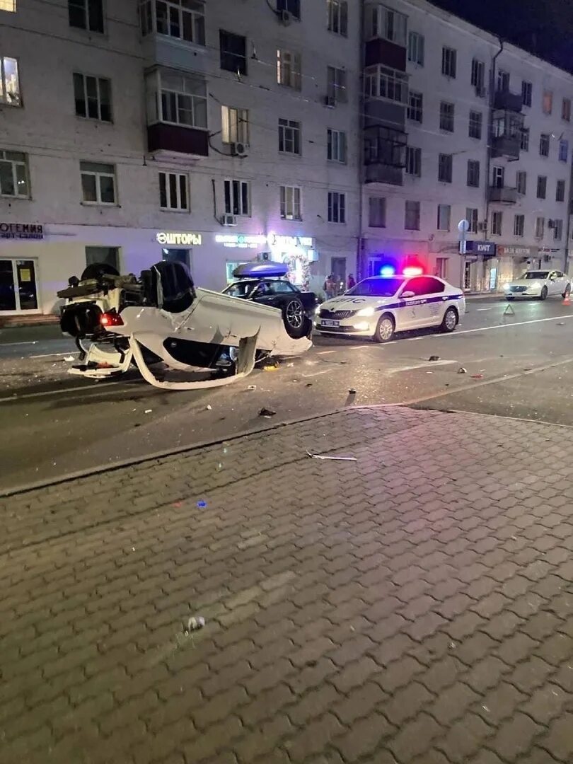 Курск новости сегодня происшествия обстрел последние. Авария в Курске сегодня на Радищева. Машина на улице.