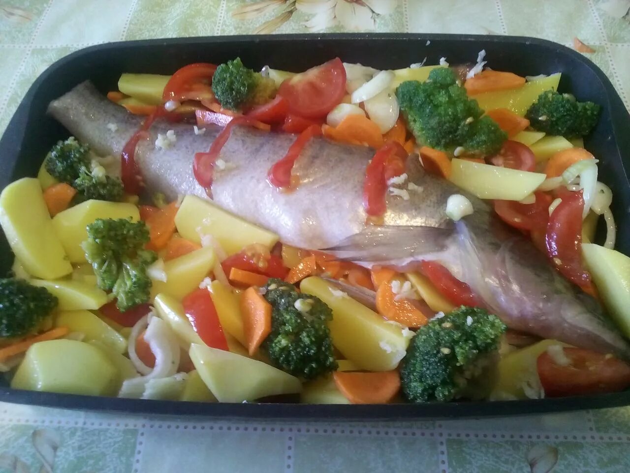 Судак в духовке в фольге. Судак запеченный с овощами. Судак в луке в духовке. Судак рыба запеченная в духовке. Судак запеченный в духовке в сметане.