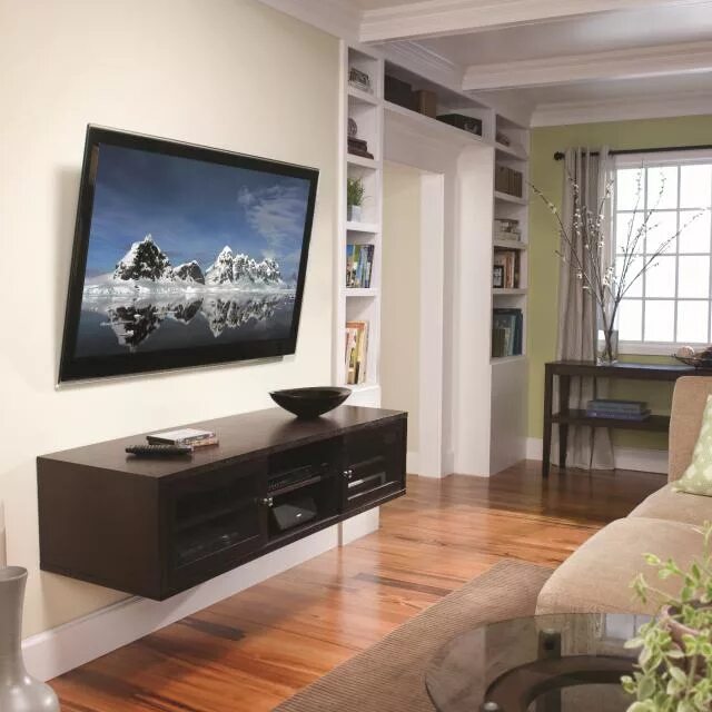 Повесить тв на стену. Телевизор на стене. Телевизор висит на стене. Телевизор на кронштейне в интерьере. Телевизор поворотный в гостиную.