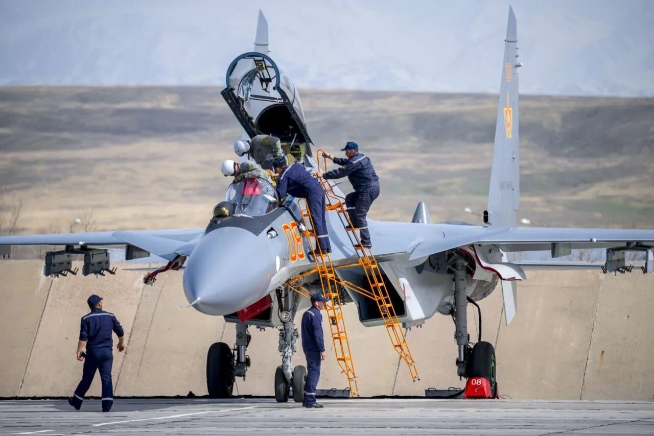 Турбина самолета. Ил-76 кабина летчиков. Су34 самолет ввс россии. Vr авиатренажер. Су-35 кабина пилота.