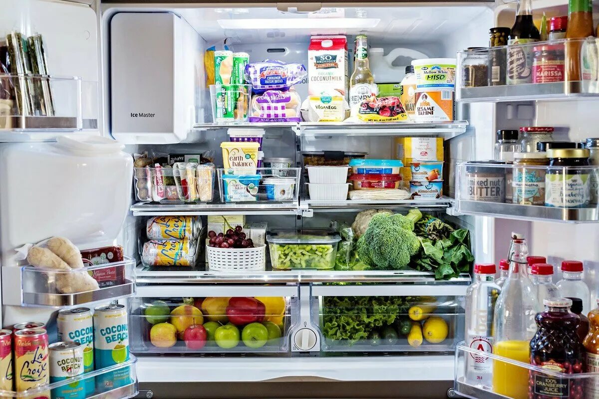 There is bread in the fridge. Холодильник с продуктами. Проддуктыв холодильнике. Хранение продуктов. Холодильник с правильной едой.