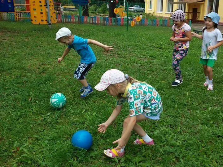 Эстафеты для детей на улице с мячом. Игры на улице летом. Эстафета Прокати мяч. Дети играют в мяч.