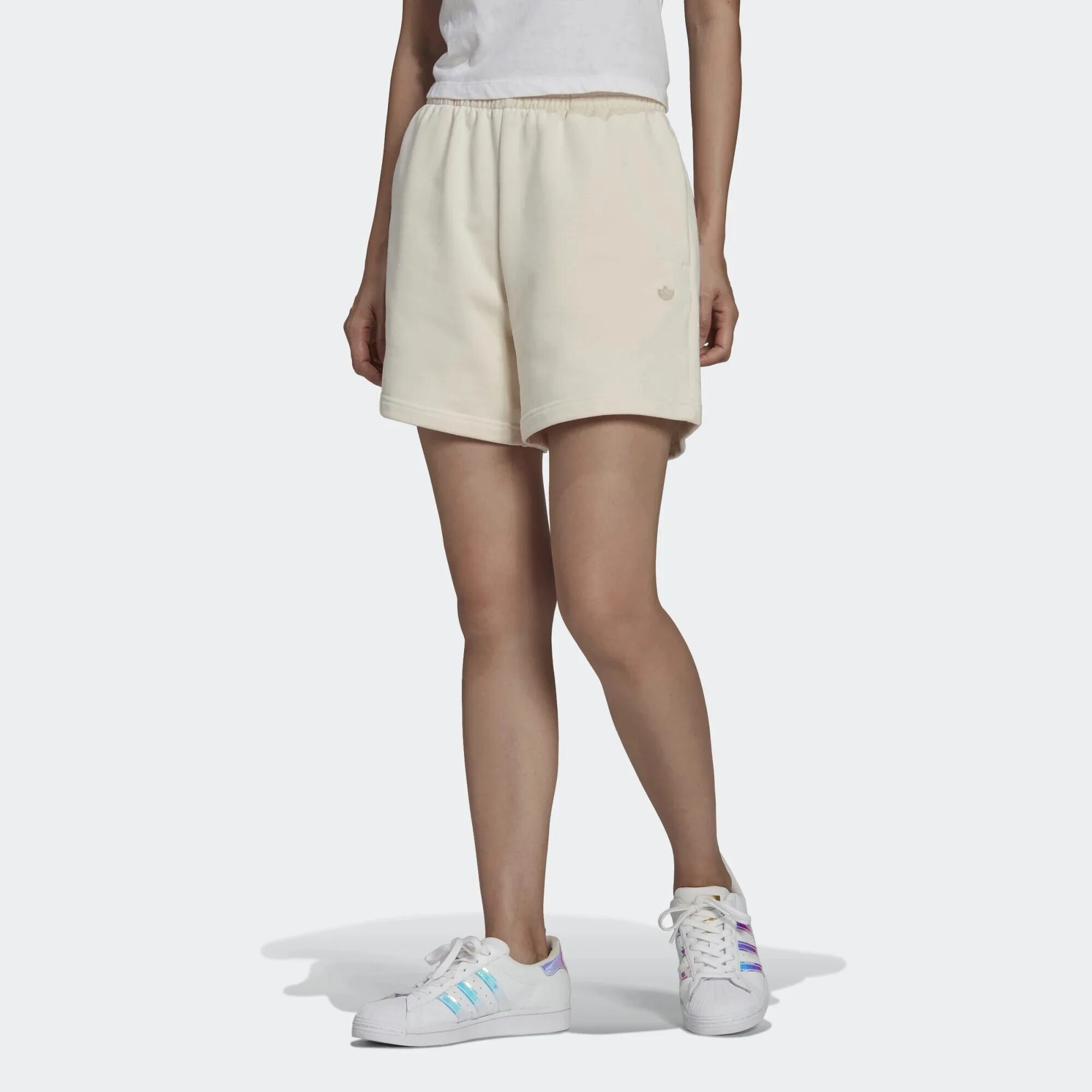 Originals шорты. Шорты adidas Originals shorts women. Бежевые шорты адидас. Adidas Neo Smiley штаны беж. Адидас шорты бежевые не спортивные.