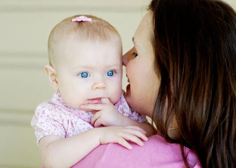 Мама и новорожденный. Ребенок в семье. Общение матери и ребенка. Лама малыш. Общение младенца со взрослыми.