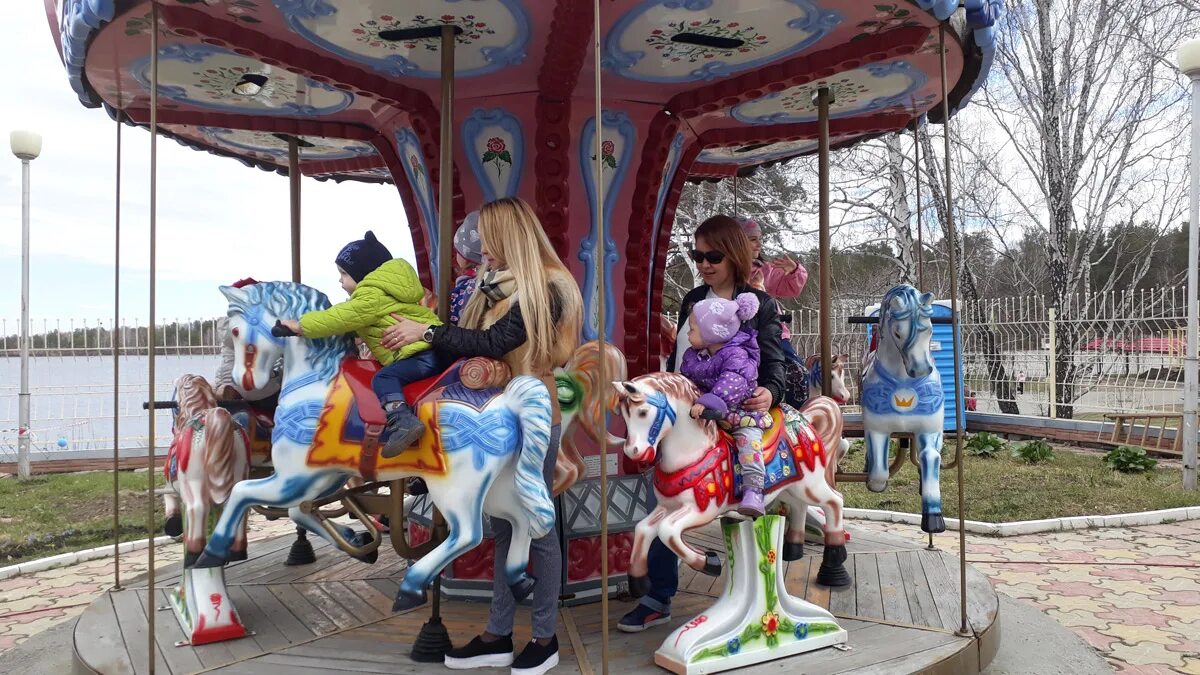 открыли парк развлечений. открыли парк развлечений. чудо град тирасполь. парк аттракционов в москве остров мечты. екатерининский парк тирасполь аттракционы.