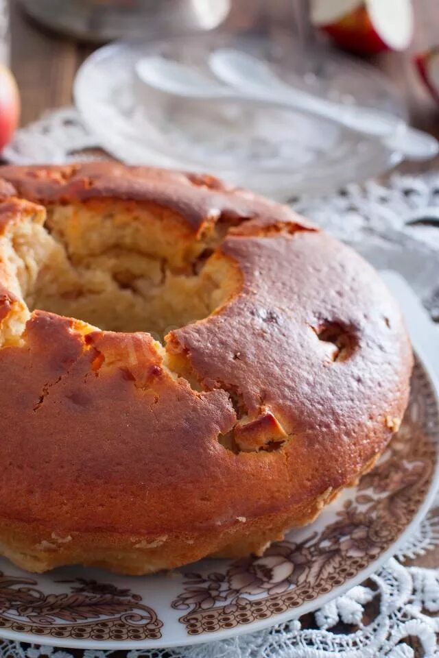 Шарлотка пышная с яблоками. Шарлотка на кефире в духовке. Шарлотка с яблоками на кефире в духовке простой. Воздушная шарлотка. Шарлотка с яблоками в духовке.