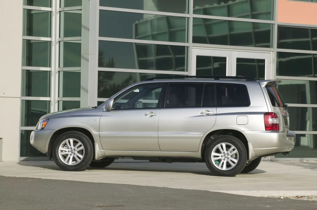 Highlander 1 поколение. Toyota Highlander 2005. Тойота хайлендер 2005. Тойота хайлендер 2005 года. Toyota Highlander Hybrid/4wd.